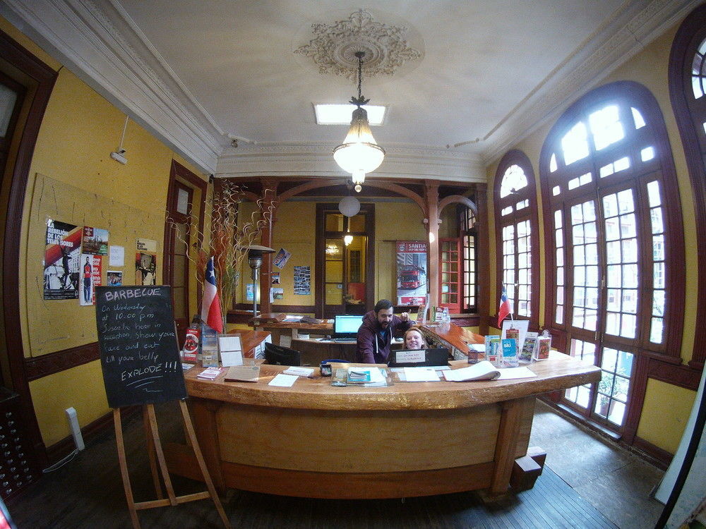 La Casa Roja Hostel Santiago Exterior photo